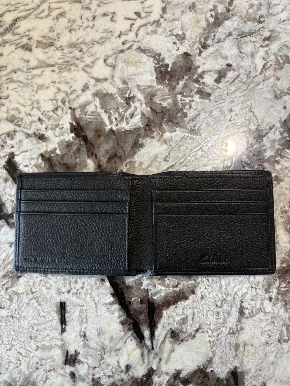 🎩 Clarks Pebbled Leather Slimfold Wallet in black